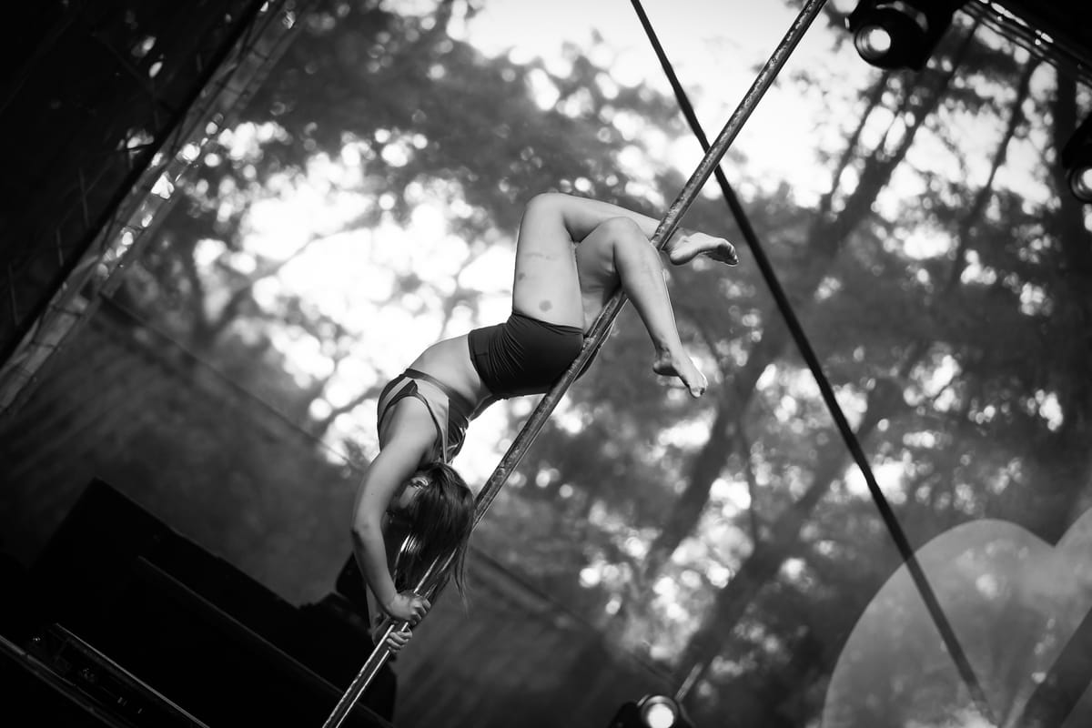 Намери си пилона извън пилона